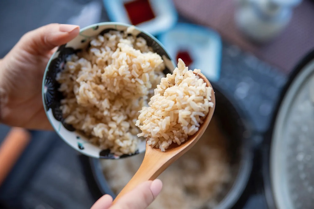 How long does cooked rice last in the fridge